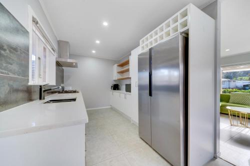 مطبخ, Experience Comfort in Our 3-Bedroom Family Home in Titirangi