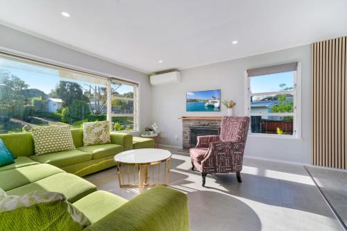 Experience Comfort in Our 3-Bedroom Family Home in Titirangi