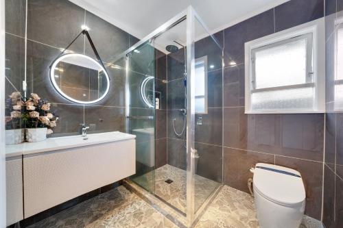 حمام, Experience Comfort in Our 3-Bedroom Family Home in Titirangi