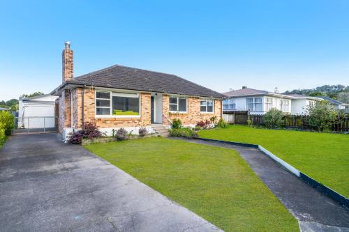 Experience Comfort in Our 3-Bedroom Family Home in Titirangi
