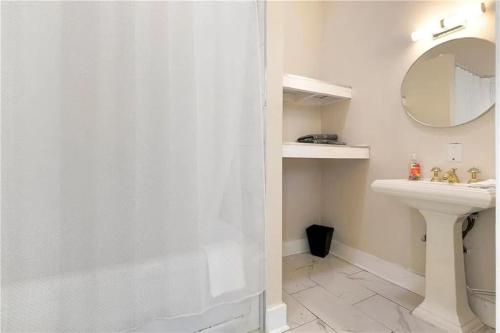 Modern 4BR Retreat Walk to Downtown New Orleans