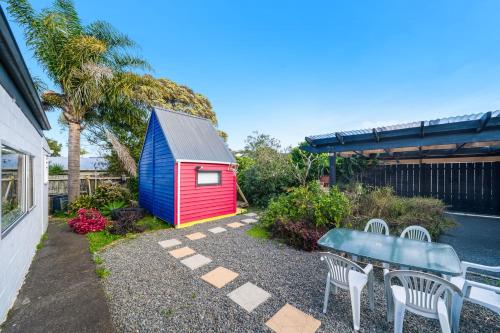 منظر, Home Away From Home in Titirangi