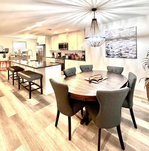 The McKinney dentrally located a few blocks from Emma St and Downtown four bedrooms