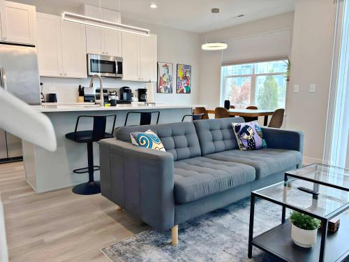 4BR Townhouse with Lake View & Parking - Sleeps 10 - WV rep 3 in Warrenville (IL)