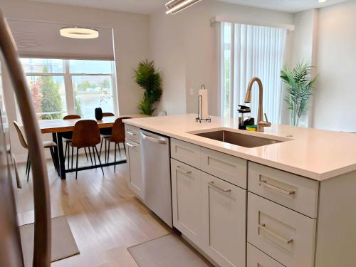 4BR Townhouse with Lake View & Parking - Sleeps 10 - WV rep 3 in Warrenville (IL)