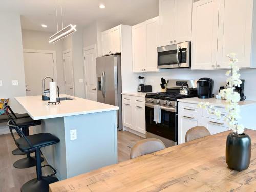 4BR Townhouse with Lake View & Parking - Sleeps 10 - WV rep 3 in Warrenville (IL)