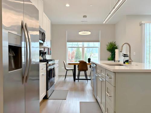 4BR Townhouse with Lake View & Parking - Sleeps 10 - WV rep 3 in Warrenville (IL)