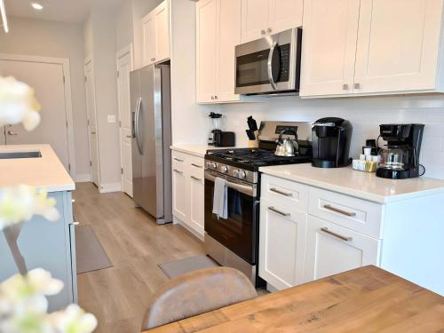 4BR Townhouse with Lake View & Parking - Sleeps 10 - WV rep 3 in Warrenville (IL)