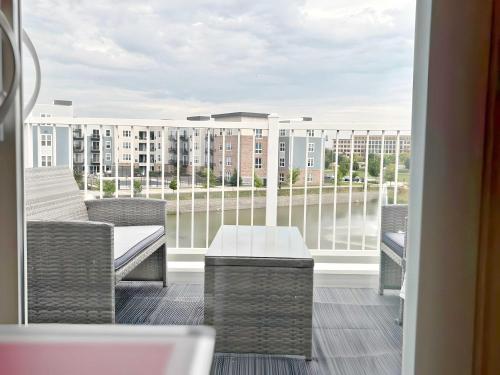 4BR Townhouse with Lake View & Parking - Sleeps 10 - WV rep 3 in Warrenville (IL)