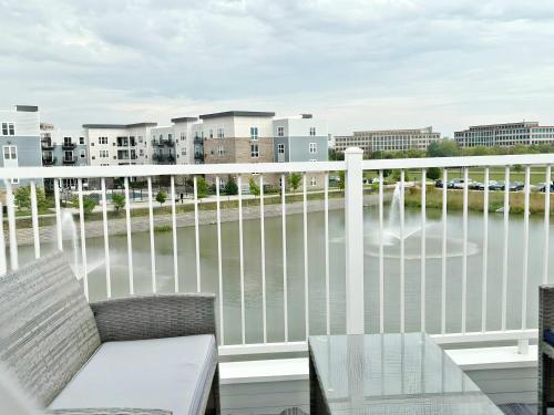 4BR Townhouse with Lake View & Parking - Sleeps 10 - WV rep 3 in Warrenville (IL)