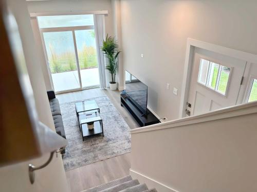 4BR Townhouse with Lake View & Parking - Sleeps 10 - WV rep 3 in Warrenville (IL)