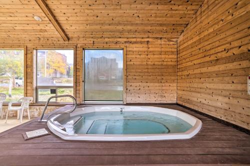 Walk to Brian Head Resort Cozy Studio with Balcony in ไบรอัน เฮด (UT)