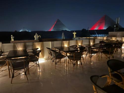 Restaurant, Pyramids On The Spot View in Giza