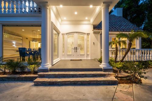 Private 5 bedroom 6 bathroom Encino Estate With Pool and Jacuzzi in Encino
