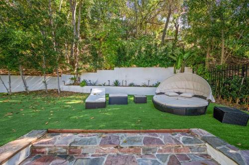 Private 5 bedroom 6 bathroom Encino Estate With Pool and Jacuzzi in Encino