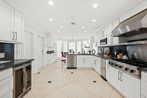 Private 5 bedroom 6 bathroom Encino Estate With Pool and Jacuzzi in Encino