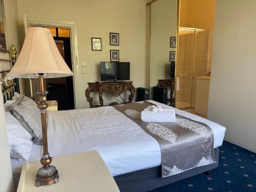 Toorak Manor Hotel Room Type - Deluxe Queen Room
