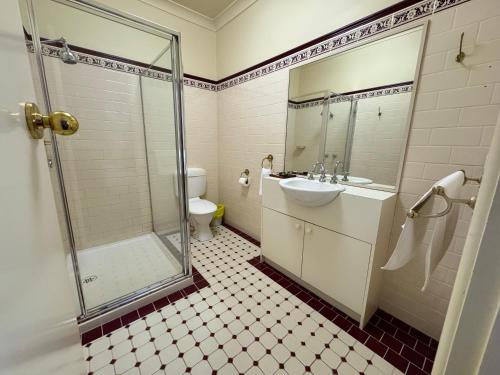 Toorak Manor Hotel Free Parking – Melbourne, GA
