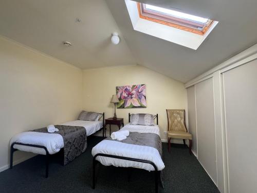 Toorak Manor Hotel Free Parking – Melbourne, GA