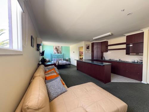 Toorak Manor Hotel Free Parking – Melbourne, GA