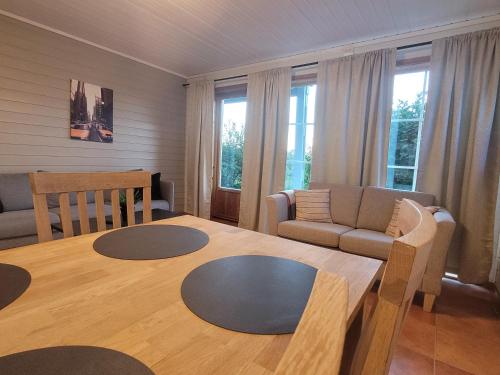 Iekārtas, The house in the quiet street in Bodø in Tverlandet