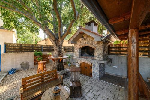 Holiday house with a swimming pool Konjevrate, Krka - 24925 in Radonic