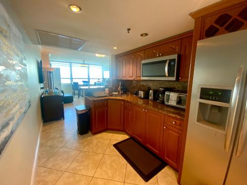 Large luxurious direct ocean front Penthouse or Deluxe one bedroom ocean front condo-free parking- - 편의 시설/서비스