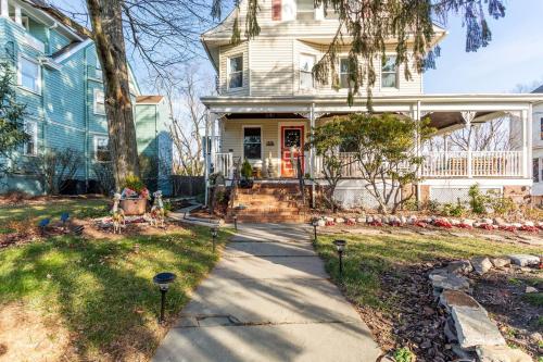 Sunny & Spacious Montclair NJ Apartment in มอนต์แคลร์