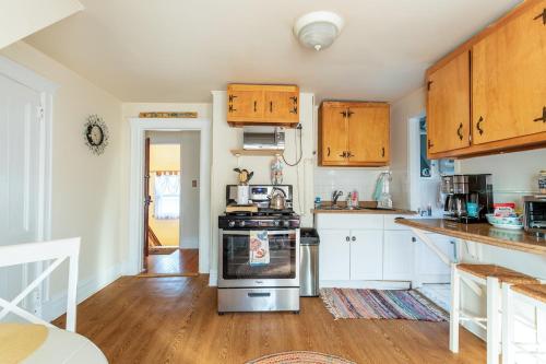 Sunny & Spacious Montclair NJ Apartment in มอนต์แคลร์