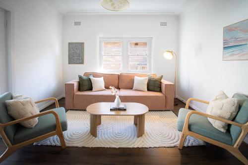 Bright 2BR House with Yard, BBQ & Free Parking