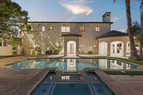 5800 sq ft Gorgeous Tarzana 7 bedroom 9 bathroom home with pool and hot tub in Tarzana