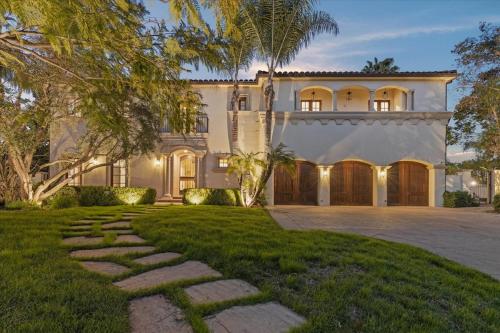 5800 sq ft Gorgeous Tarzana 7 bedroom 9 bathroom home with pool and hot tub in Tarzana