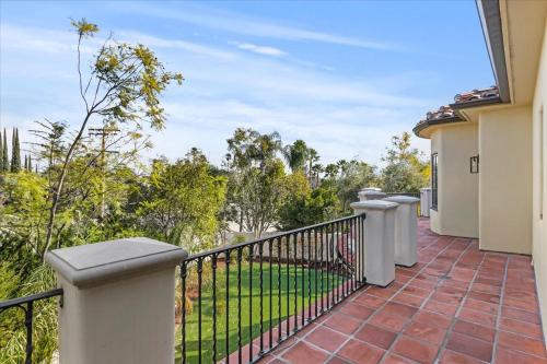 5800 sq ft Gorgeous Tarzana 7 bedroom 9 bathroom home with pool and hot tub in Tarzana