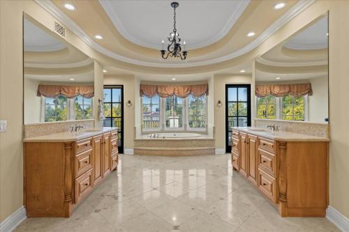 5800 sq ft Gorgeous Tarzana 7 bedroom 9 bathroom home with pool and hot tub in Tarzana