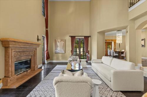 5800 sq ft Gorgeous Tarzana 7 bedroom 9 bathroom home with pool and hot tub in Tarzana