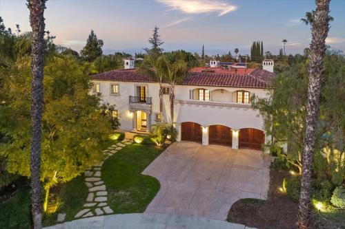 5800 sq ft Gorgeous Tarzana 7 bedroom 9 bathroom home with pool and hot tub in Tarzana