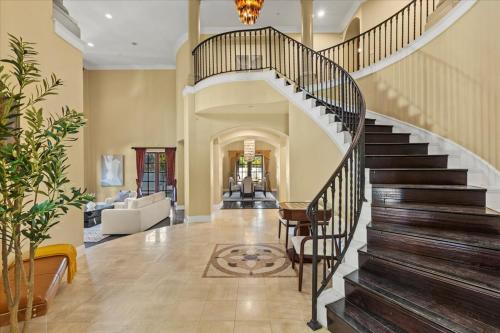 5800 sq ft Gorgeous Tarzana 7 bedroom 9 bathroom home with pool and hot tub in Tarzana