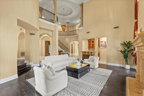 5800 sq ft Gorgeous Tarzana 7 bedroom 9 bathroom home with pool and hot tub in Tarzana