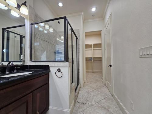 Galleria Comfort 3BR King Bed Private Jacuzzi and Garage thumb 4