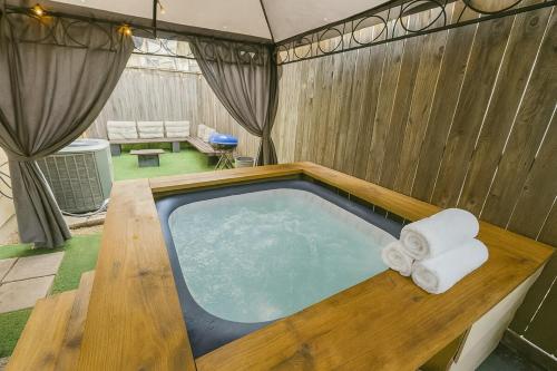 Galleria Comfort 3BR King Bed Private Jacuzzi and Garage detail