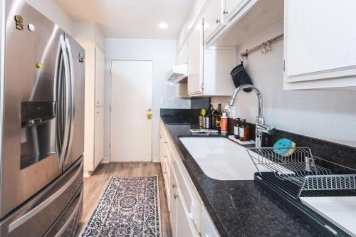 Sherman Oaks 2bedroom 2 bathroom Condo next to Ventura Blvd in Sherman Oaks