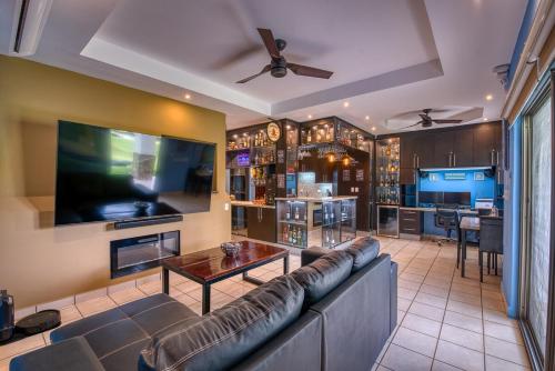 公共休息室/电视室, Hacienda Iguana Luxury Apartment with Pool & Golf in 伊瓜纳
