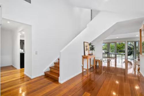 Sorrento Waterfront Retreat & Pool in Bundall