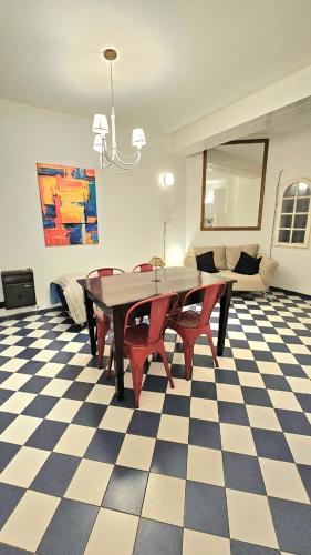 Mujer Urbana Suite near Neper