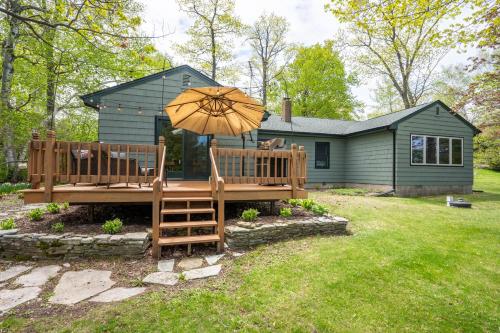 Yorita Manor- Lakefront Escape, Fire Pit, Pets & Scenic Views