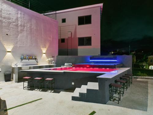 Eco-Luxe Ocean View Villa, Gated with Pickleball & Pool for 10 in Runaway Bay