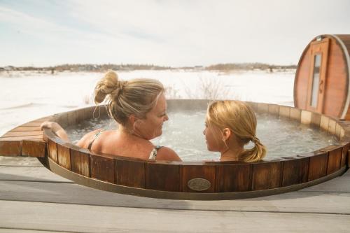 Lake Front 4 Bedroom Home with Hot Tub & Sauna - Spa House