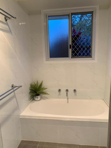 ห้องน้ำ, Chic Stylish Granny Flat with Stunning Garden View at MC 2079 in เบโรว์รา