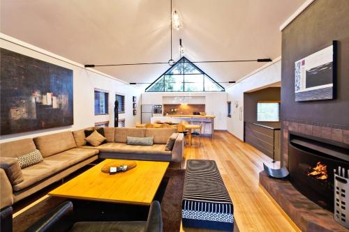 Whitehaven - Stylish Group Retreat with Ocean Views