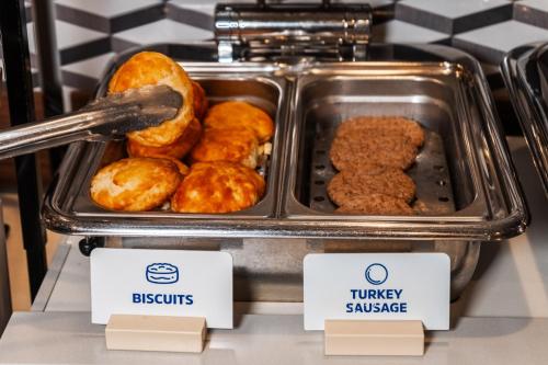 Holiday Inn Express Maspeth Hotel By IHG - image 3